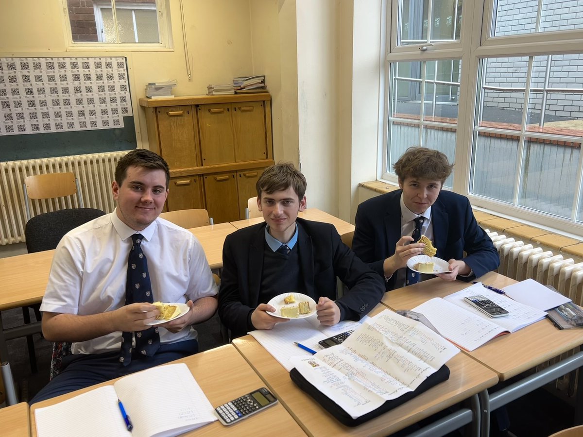 What an amazingly creative offering from Josh in #MathsCakeClub today. Our LVI mathematicians took a brief break from parametric differentiation to enjoy this tasty treat. #SolSchMaths 🍰 😋 👏🏼