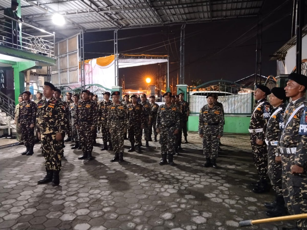 ChHuda5's tweet photo. Pembukaan Posko Ramadha PAC GP Ansor Buduran oleh Kasatkorcab Banser Sidoarjo di Gedung MWC NU Buduran 

Sinergi dg jajaran Forkopimka menciptakan keaman &amp; kenyamanan ummat dalam menjalankan ibadah puasa di Bulan Suci Ramdhan 

#AnsorMbois
#SpiritBaruAnsorJatim https://t.co/zAVpW3lRls