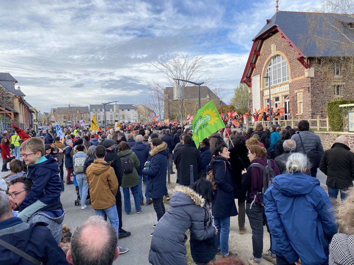 benjaminkeltz's tweet image. A Montfort-sur-Meu, commune paisible de Bretagne de 6743 habitants, on s’essaie à la manifestation. A 18h, un millier de personnes défilent. « Même ici, on se mobilise. Vs vs rendez compte de l’impopularité de cette réforme ? », soufflent ces enseignants.
Cc ⁦@lemondefr⁩