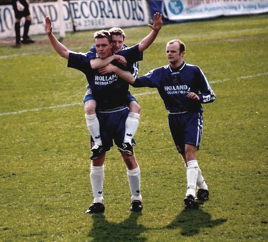 Geoff Horsfield celebrates scoring Halifax Town's goal vs Hayes 28/03/1998, with assistance from Jamie Paterson & Mark Bradshaw. 📷Keith Middleton @Stoneman5Paul @jonbrowndla