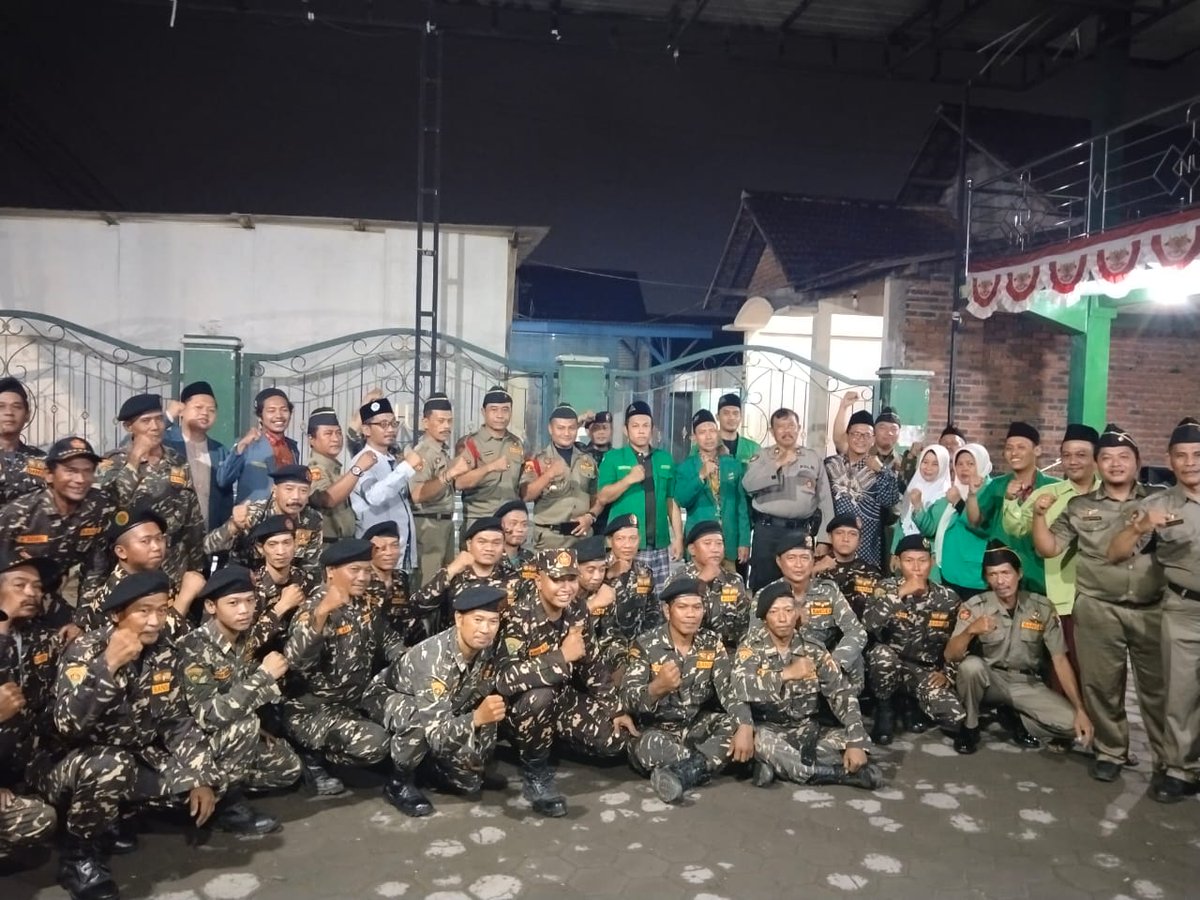 ChHuda5's tweet photo. Pembukaan Posko Ramadha PAC GP Ansor Buduran oleh Kasatkorcab Banser Sidoarjo di Gedung MWC NU Buduran 

Sinergi dg jajaran Forkopimka menciptakan keaman &amp; kenyamanan ummat dalam menjalankan ibadah puasa di Bulan Suci Ramdhan 

#AnsorMbois
#SpiritBaruAnsorJatim https://t.co/zAVpW3lRls
