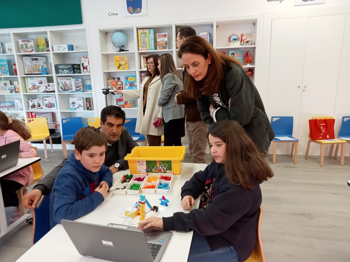 bescolaresgal's tweet photo. A Directora Xeral de Ordenación e Innovación Educativa, Judith Fernández Novoa, inaugurou a biblioteca do CEIP P. Amadeo Rodríguez Barroso de Ourense. Unha biblioteca LIA.3.
#LIA3 #bescolaresgal #bescolaresgalabertas https://t.co/d7HO8OUPj0