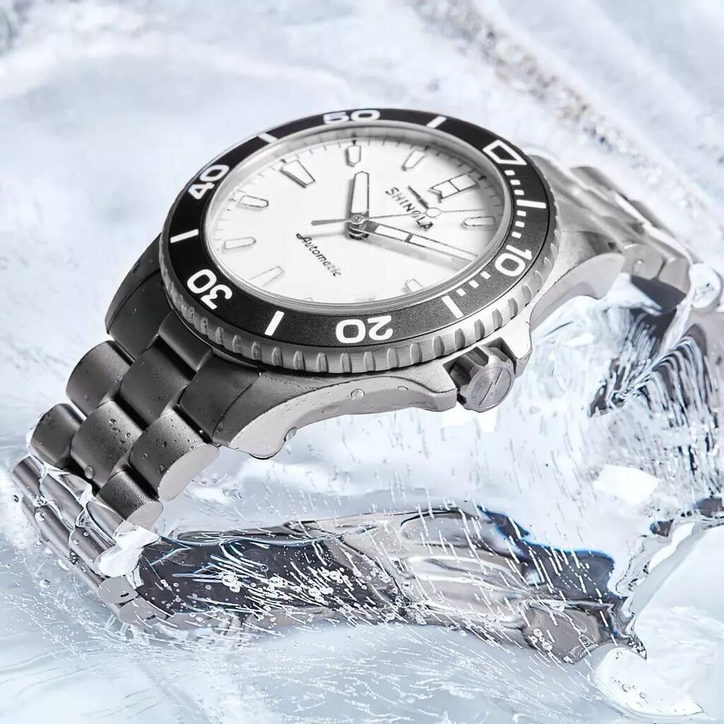 Ice Monster 🧊❄️⁣
⁣
#watchesdotcom #timetobedifferent⁣
⁣
bit.ly/3M06ddU instagr.am/p/CqVtNrZP6U7/