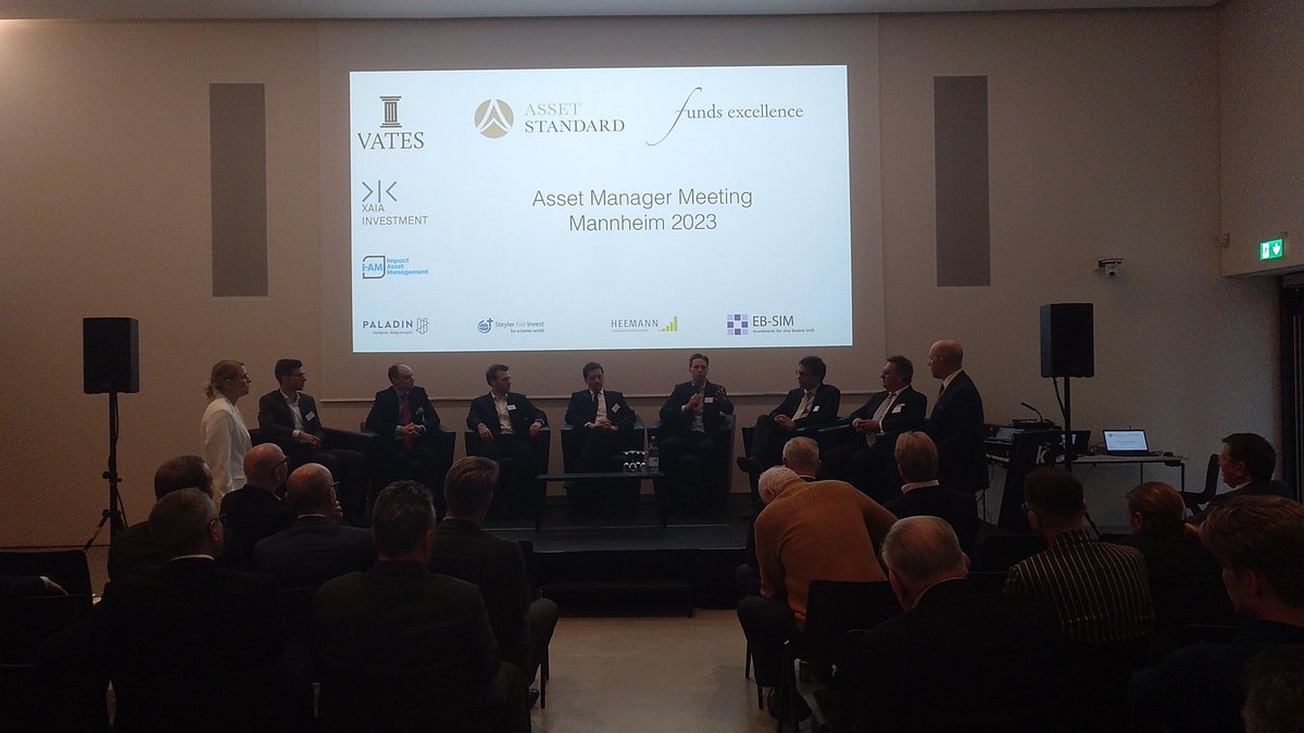 Die Podiumsdiskussion geleitet von Melanie Kösser (Schroders) &amp; Volker Schilling (Greiff capital management) mit den 7 Asset Managern des #AMM2023 bildet den krönenden Abschluss der Vorträge. Anschließend geht's zum Get-Together.