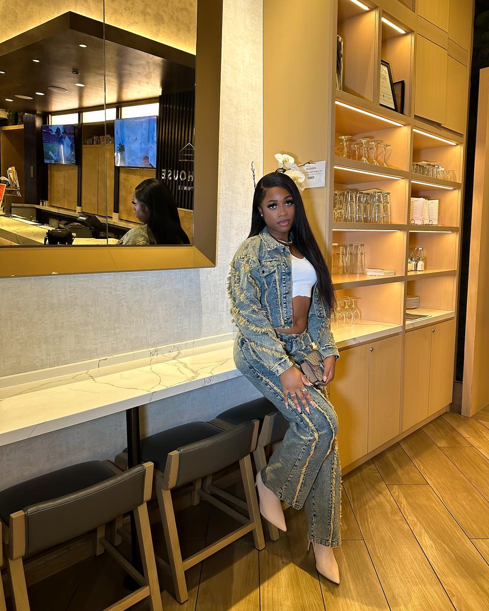 MayvennHair's tweet image. The perfect Tuesday fit ✨ @ugonauzo in #MayvennHair 24" HD Lace Front Virgin Brazilian Straight Wig #MayvennMade #LaceFrontWig #BrazilianStraight #StraightWig #Bundles