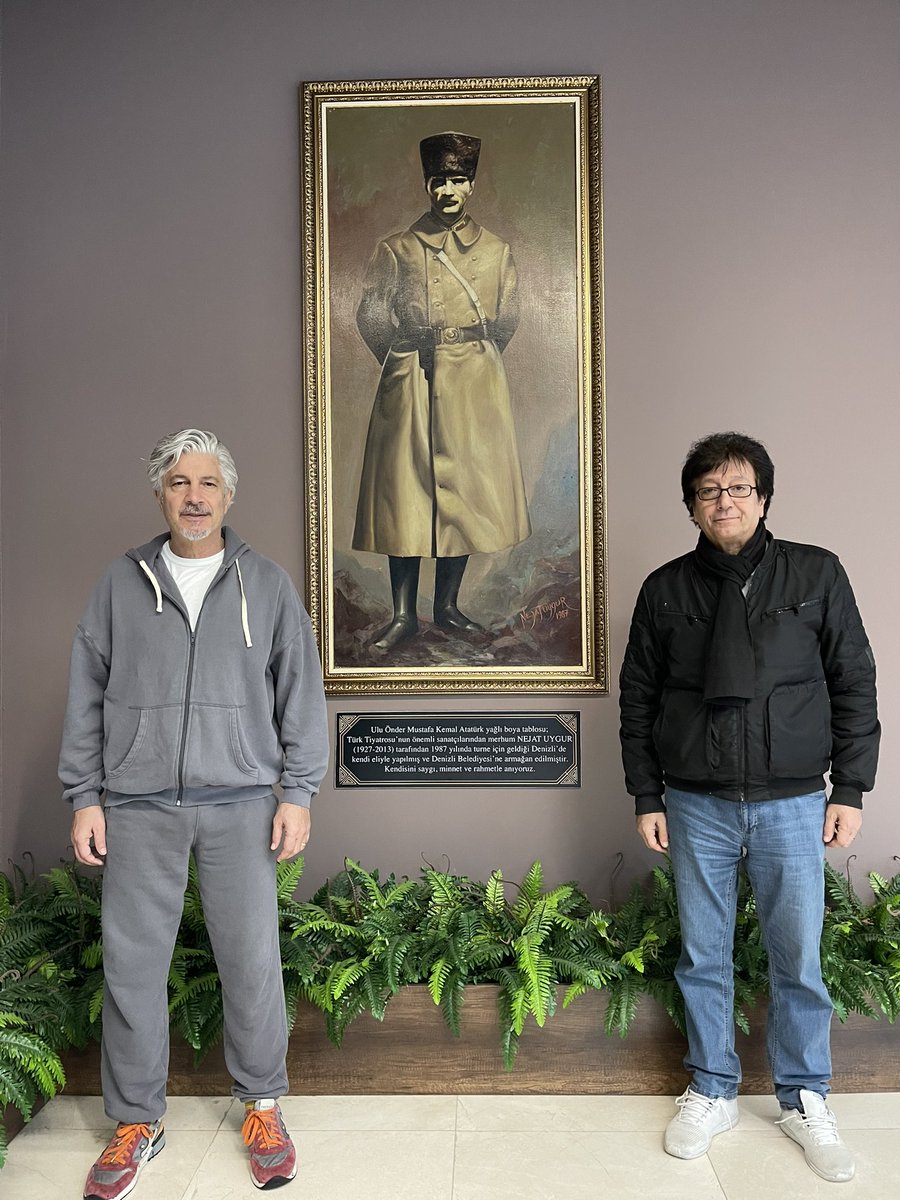 "Hey gidi günler" adlı gösteriyle Denizli'ye gidiyorsun, İki akşam üst üste dolu salonda oynuyorsun. Üstelik salonda yıllar önce ustan baban Nejat Uygur'un şahane bir Atatürk çalışması sergileniyor. Bundan daha büyük mutluluk ve gurur olabilir mi?"