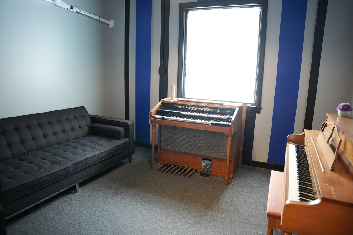 CoHoCreativeHub's tweet photo. In the market for a quieter space to brainstorm new ideas or get those words that have been stuck in your head for weeks onto a page? Well you're in luck, our writing rooms are the perfect spot to do just that..

Click the link in our bio to learn more. https://t.co/QLsoCQrSoV
