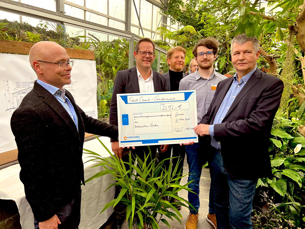 🌵Unsere beiden Geschäftsführer Martin Jonas und Prof. Ralf Steinmeier haben heute im Botanischen Garten 🌴🪷 dem Chemnitzer Baubürgermeister Michael Stötzer einen symbolischen 💶 Scheck über 22.152 Euro überreicht. Davon soll ein neuer Holz-Pavillon entstehen.