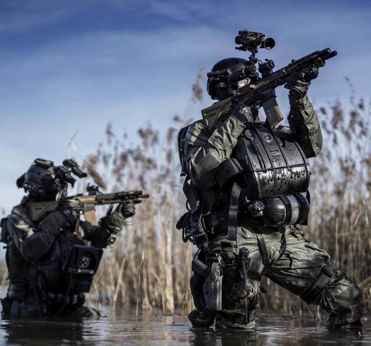 Patriot3Inc's tweet photo. Royal Netherlands Army-11th Airmobile Brigade (11 #LuchtmobieleBrigade) using their JETBOOTS #DiverPropulsionSystem during recent dive training exercises
•
The #JETBOOTS are deployed by #SOF units to assist in a variety of operations-including extending dive ranges by over 400% https://t.co/VK9V27KfqI