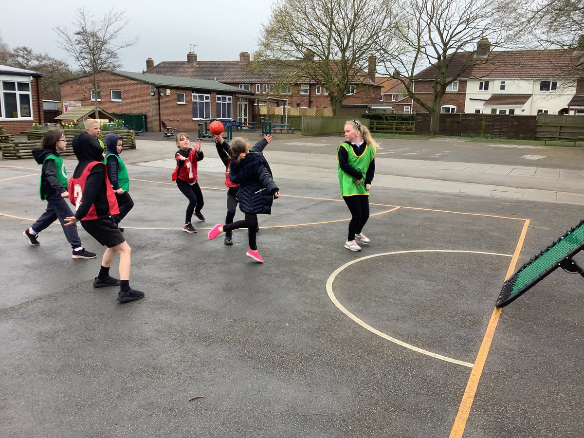 Team Saturn had their final Tchoukball #PE lesson this morning. We played some modified small sided matches. @eboractrust @MrJeff85 @TchoukballUK #Tadcasterpe #PESSPA
