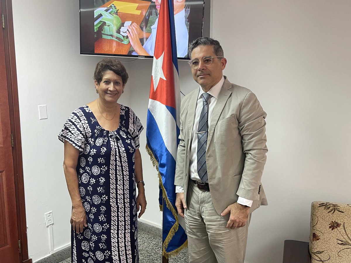La mejor inversión en las personas es la inversión en su educación ❤️

Con esa certeza acompañamos la educación para un #desarrollosostenible en 🇨🇺

Cálido diálogo de Coord. Residente de ⁦<a href="/ONU_Cuba/">ONU en Cuba</a>⁩ ⁦<a href="/FJ_Pichon/">Francisco Pichón</a>⁩ con Ministra ⁦<a href="/CubaMined/">MINED</a>⁩ ⁦<a href="/elsa_ena/">Ena Elsa Velázquez Cobiella</a>⁩  #ODS4