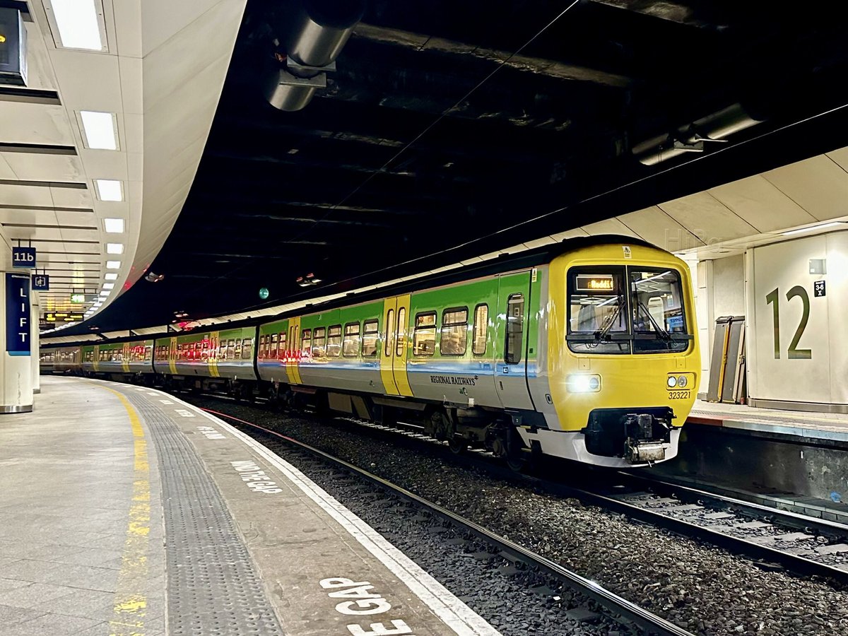 HiPa125's tweet image. West Midlands Railway retro Regional Railways/Centro-liveried #Class323 323221, working #CrossCityLine 2R23 1046 Four Oaks &amp;gt; Redditch, at Birmingham New Street
