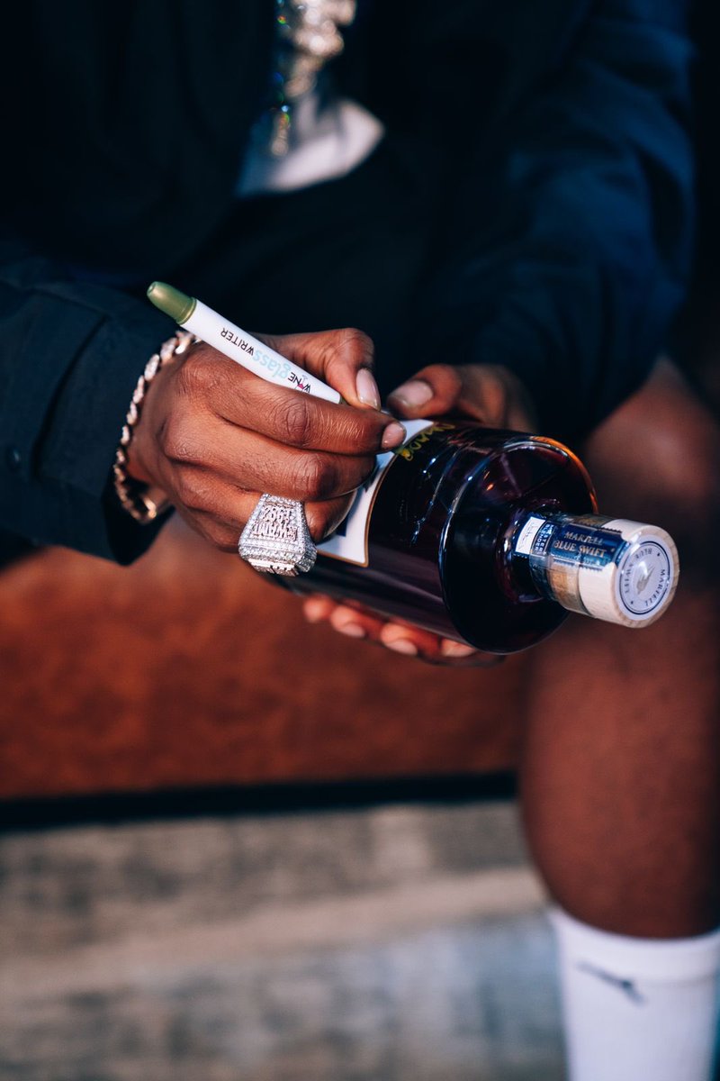 Dowsky26's tweet photo. Where was I when @davido was outchea signing bottles of #MartellBlueSwift at
@PernordRicard_ZA?! ๐ญ๐ญ
Hectic SBWL! #SwiftOne https://t.co/0ffqnOkehP