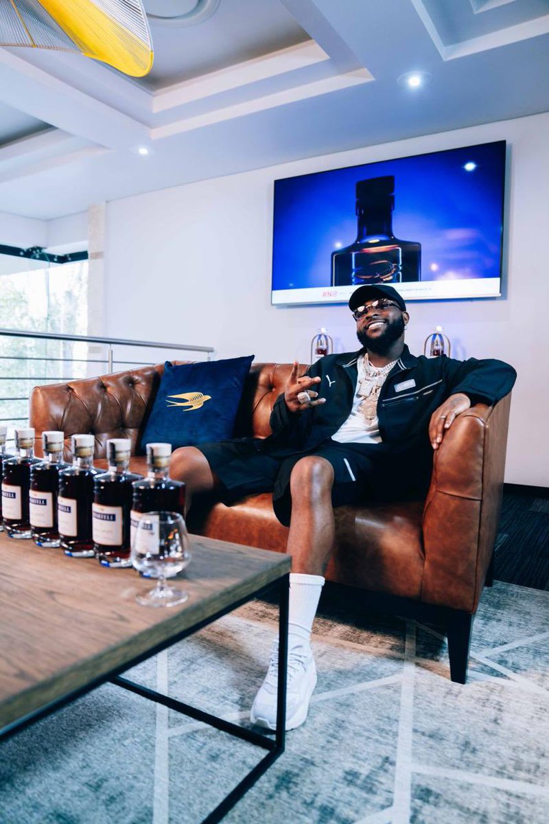 Dowsky26's tweet photo. Where was I when @davido was outchea signing bottles of #MartellBlueSwift at
@PernordRicard_ZA?! ๐ญ๐ญ
Hectic SBWL! #SwiftOne https://t.co/0ffqnOkehP