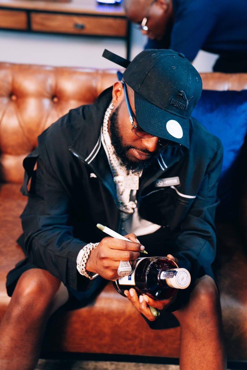 Smaangele's tweet photo. Shuuuu ๐ฅ @davido is in SA to launch the new Martell Blue Swift and jah I must say this bottle looks amazing ๐ค. First launch was in Nigeria and it looks like it went well! #MartellBlueSwift #SwiftOne https://t.co/xINl2iixbY