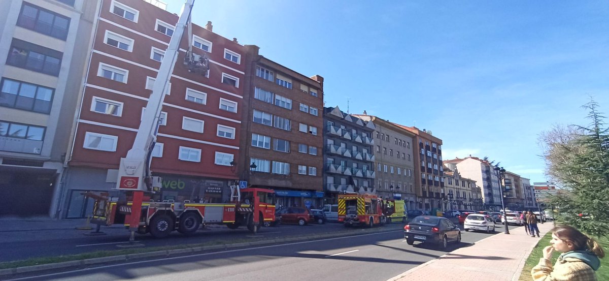 bomberosdeavila's tweet image. 12:09 Aviso por incendio de vivienda totalmente desarrollado  en Paseo Don Carmelo #Avila.

Dos personas rescatadas y atendidas por inhalación de humo y quemaduras  por @112cyl

Presurizamos, extinguimos y  ventilamos viviendas.

Con #PoliciaLocalAv.

Foto: @AlbertoCrspJmnz