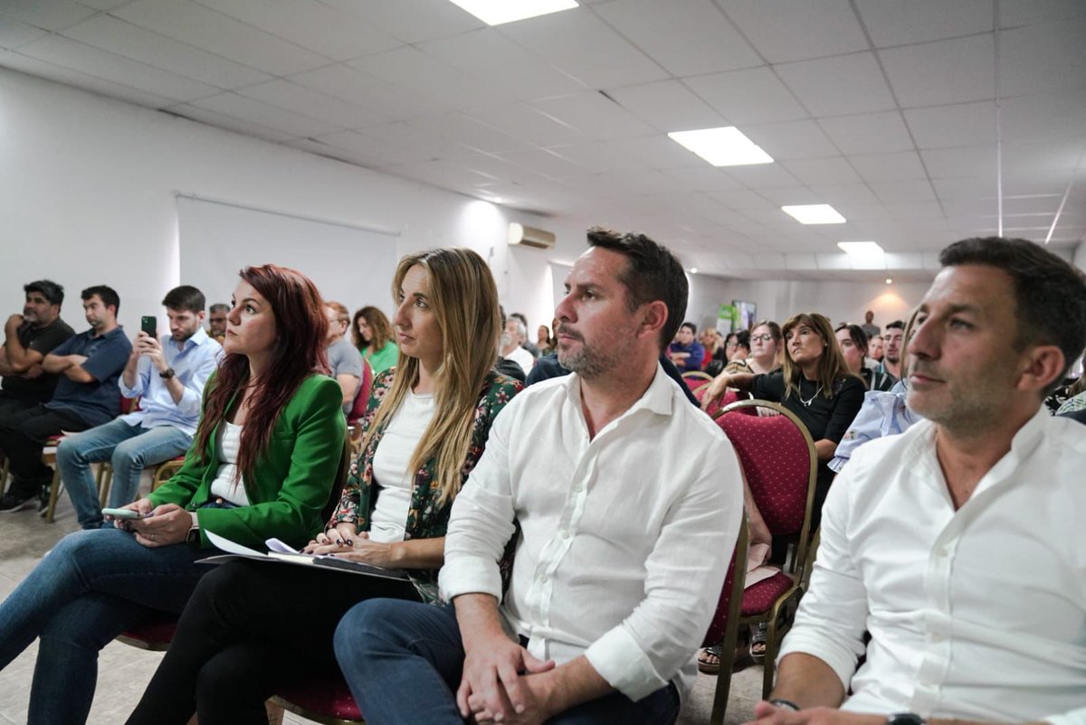 PablocDescalzo's tweet photo. Compartimos una capacitación en el marco de la Ley Yolanda, que apunta a garantizar la formación integral en ambiente, con perspectiva de desarrollo sostenible y especial énfasis en cambio climático.💚 
Abro hilo 👇🏻 https://t.co/hraRcpZ8nF