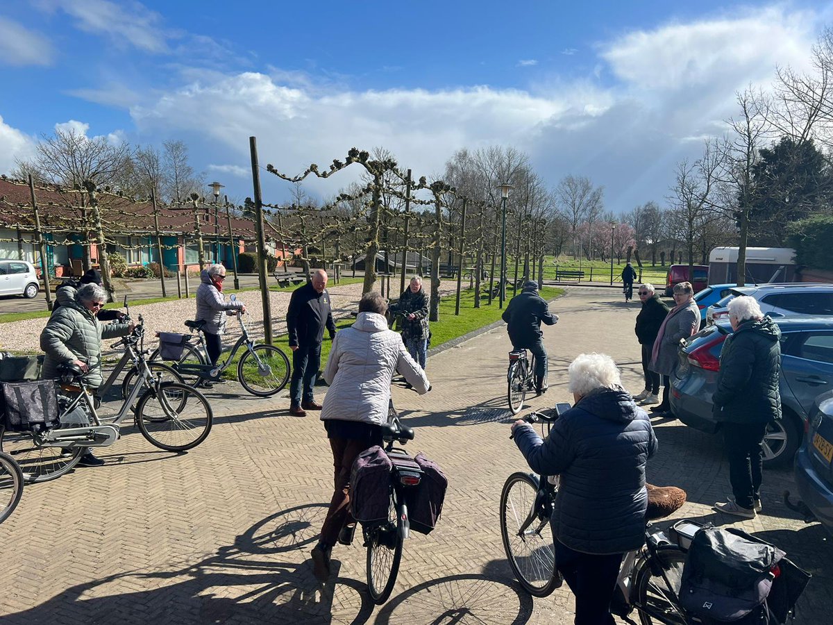 HuisvoordeSport's tweet photo. Veiliger fietsen tot je 100e! Gisteren deden 19 senioren mee aan 'Doortrappen' rondom de DörpsStek in Ulrum. @HetHogeland Top! @senzacomm @provgroningen @VerkeerswijzerG @fietsersbond #blijfbewegen https://t.co/DOW3OXjVuL
