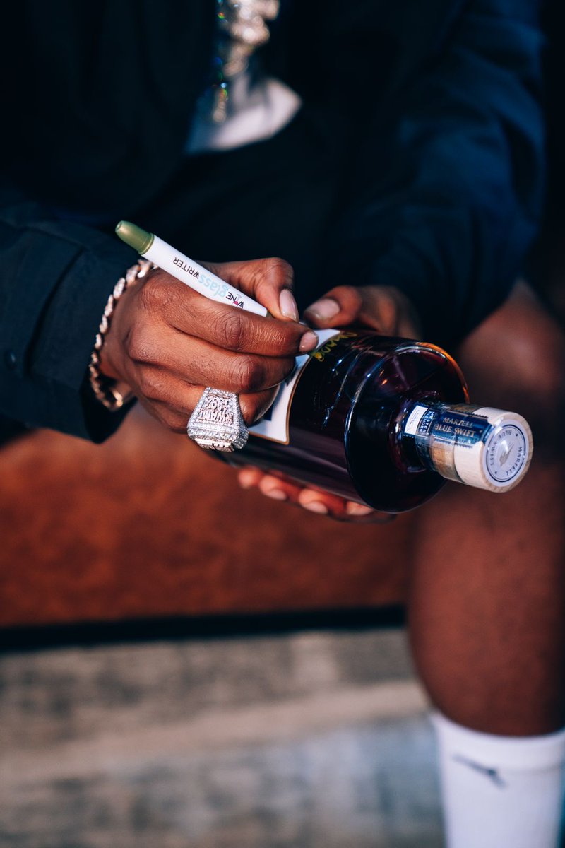 Cwayita_j's tweet photo. So @davido has personally signed a limited amount of some @martell Blue Swift bottles ๐๐ How awesome? Sabaweli one for myself even though I won't drink it, I'll keep it is a souvenir ๐คฃโค
#MartellBlueSwift #SwiftOne https://t.co/sDiCp2TtzN