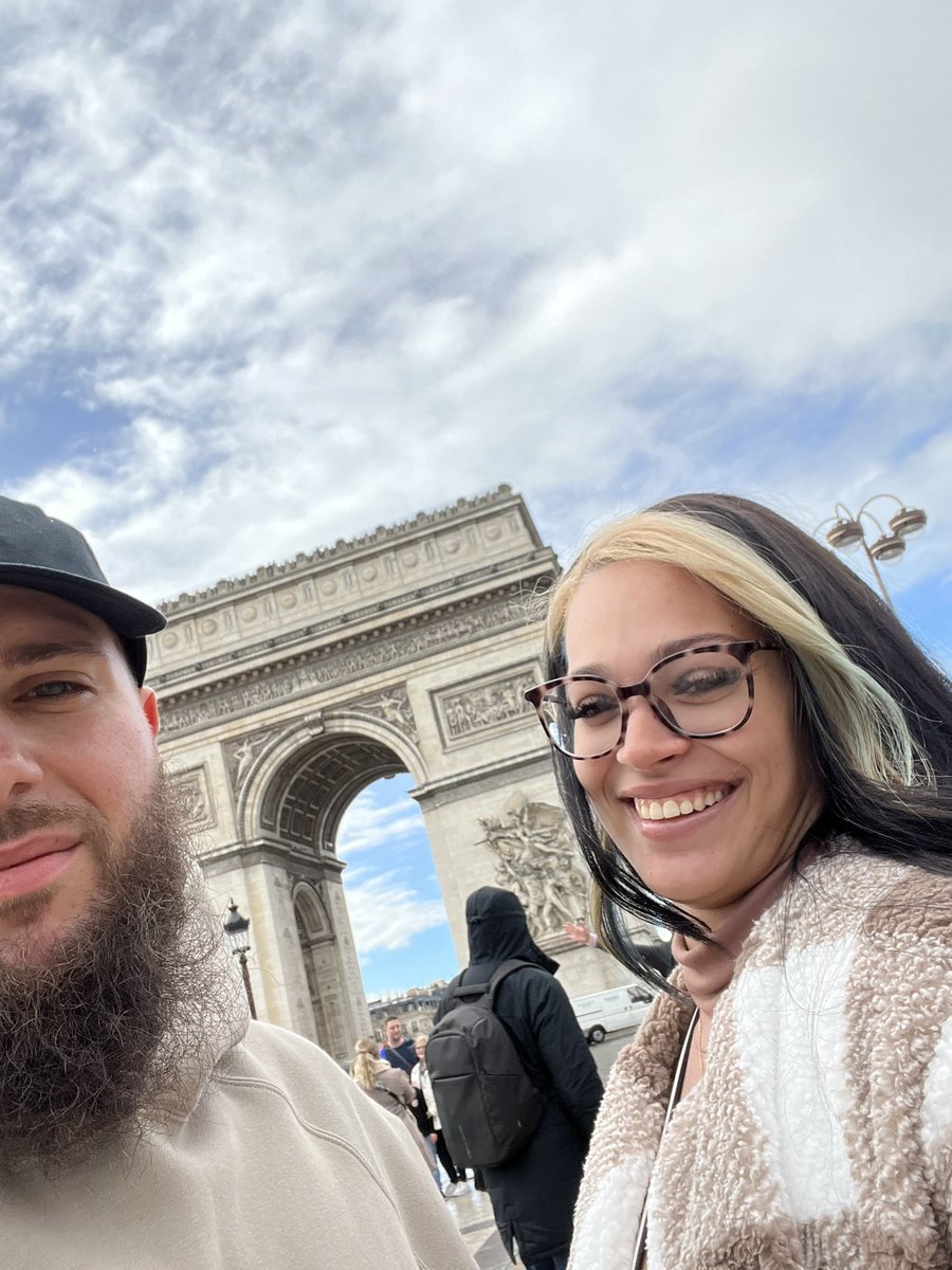 teaagm's tweet photo. I wanna go back to Paris with my bestfriend 😩🖤 @1700ebk https://t.co/hCK1xhsdej