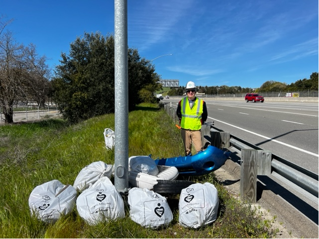 CaltransD4's tweet photo. AAH partner John Michael Asport cleans EB 580 P.M. 24.9-22.9. #CleanCA #CleanCACommunityDays #Caltrans https://t.co/9vGnVnMN2C