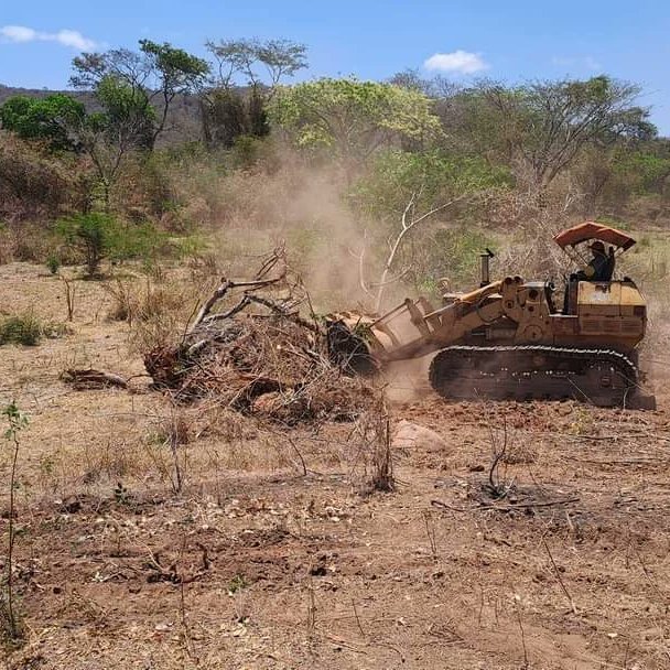 El alcalde Pedro Solórzano junto al gobernador José Vásquez,  llevan a cabo la construcción de la via que conectará la salida del terminal de pasajeros de Altagracia de Orituco con la carretera perimetral y la via nacional troncal 11. 
#PrensaOrituco 
#eloritucotierradepaz