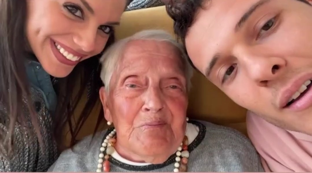 commentacose's tweet photo. - Chi è questa?
- Una nipote
- Di chi?
- Mia
- Questa è tua nipote, ovviamente. Si chiama Antonella Fiordelisi 

Questa è LA storia e voi non mi dovete toccare perché sto frignando malamente.

😭❤️🤏🏻🌈🤍🍯

#Donnalisi https://t.co/C1imc7RAJ5