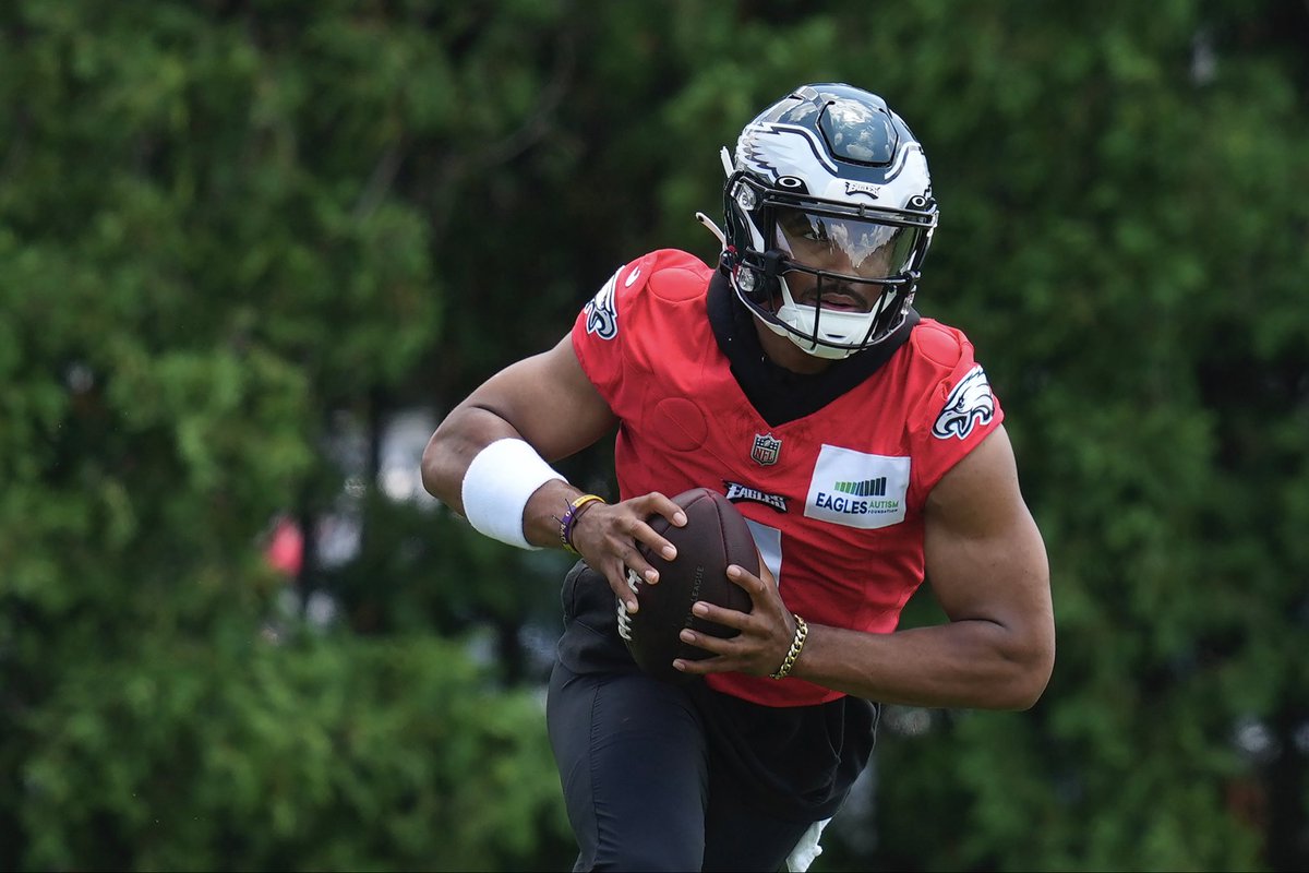 Nick Sirianni says Jalen Hurts has still been at the facility most days “working out like a maniac in the weight room.” Nick says going to the Super Bowl didn’t change Jalen at all, and that he still seems just as hungry and as focused. #Eagles