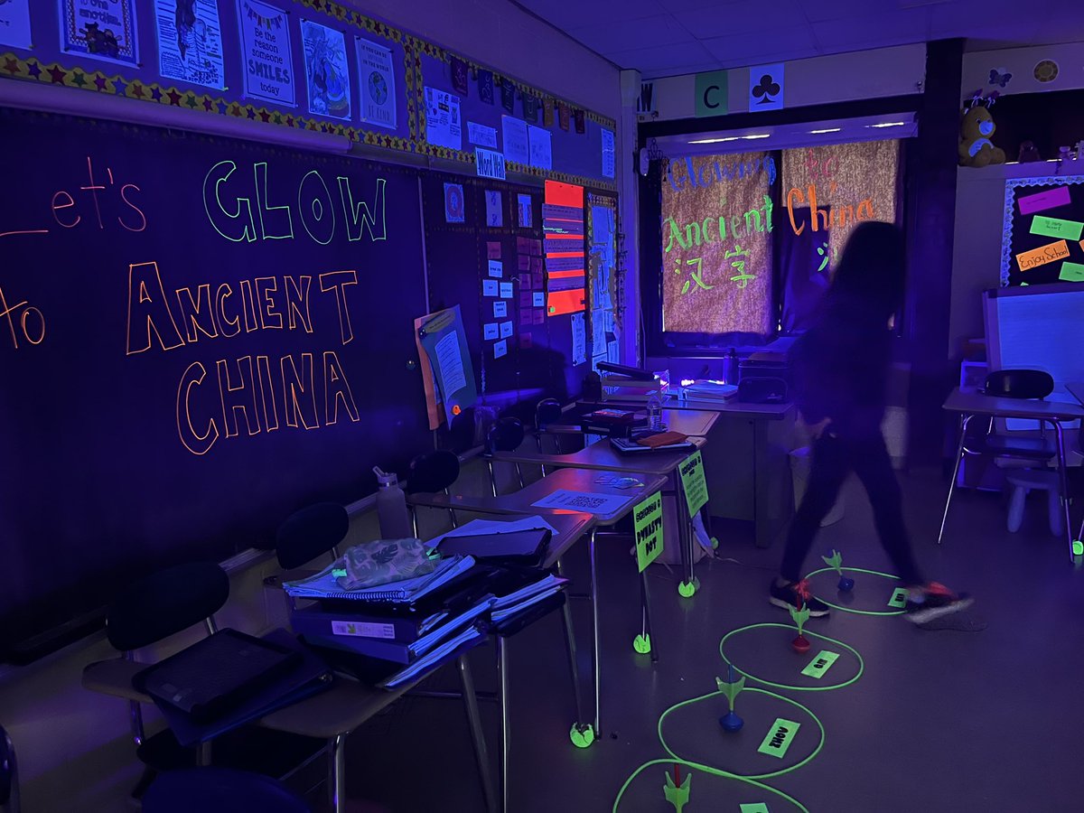 tee_donohue's tweet photo. Ms Sementilli’s classes were all a glow today!! Reviewing information about Ancient China!! So creative and fun!! @SCSD_AMS https://t.co/StO0dMuQdG