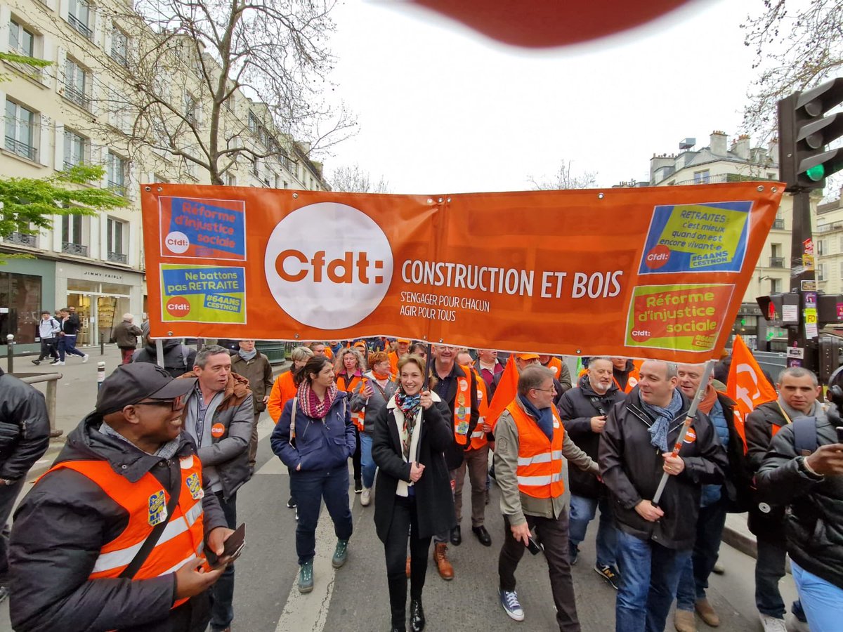 Toute la CFDT soutien les travailleurs et les travailleuses des secteurs de la construction et du bois ( pas que en portant la banderole 👏👍😁) #on met sur pause #64c’estNon!