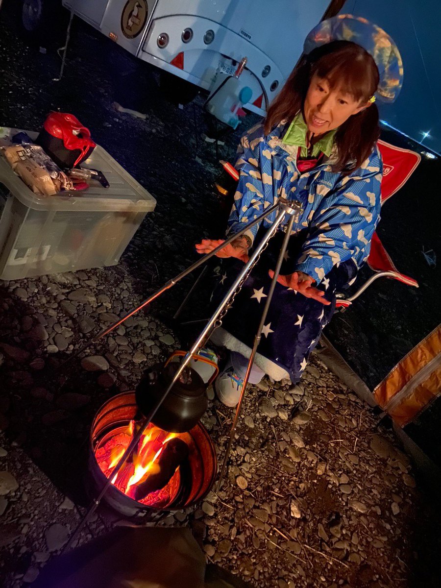 kiittan's tweet photo. ●雨の週末は☂️河原キャンプ🏕で克服しよう (^^)d
●ポツンと1組のcamper⛺️⁉️（笑）
河側には我々だけ🚗🚌
増水で(水)⛺️流されないか⁉️
プチ不安〜(>。<)y-~~~
●1人でタープ張った〜👍
ロープ🪢とペグを忘れて来たので👎
安い紐と河原の石🪨
良く頑張った(^｡^)＼(^-^ )

●2023/3/24(金)夜〜26(日) https://t.co/W7dXwX90It