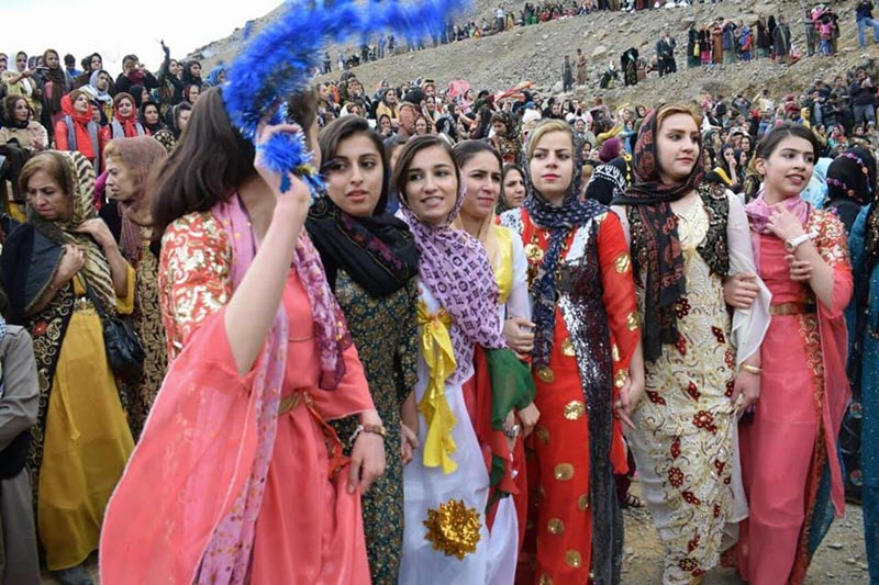 ''Kürt kadınları arasında güzellik yönünden farklı, Bedevi (Arap) kızlarına benzemeyen, onlar gibi zeytin tenli, zarif, keskin bakışlı, uzun kara kirpikli olmayan daha çok Avrupai bir güzelliğe sahip olanlar var.'' Austen Henry Layard (1817-1894)