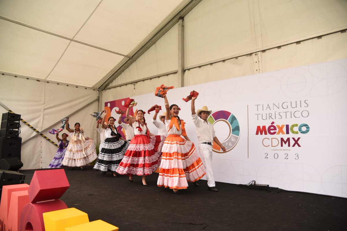 SecturOaxaca's tweet photo. Llegó la #Guelaguetza al Tianguis Turístico México 2023, para alegrar este evento e invitar a todos y todas a las Fiestas de los Lunes del Cerro, el encuentro intercultural más importante de México y la máxima fiesta de #Oaxaca.
#TianguisTurísticoMéxico2023.
#TTCDMX https://t.co/dF0AJwLfTY