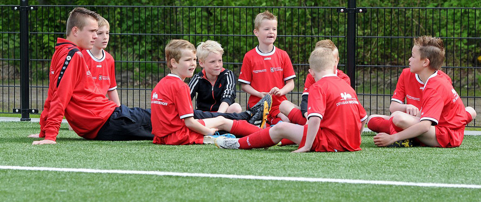 Wij organiseren op dinsdag 2 en woensdag 3 mei een #voetbaltweedaagse. Tijdens de twee dagen in de meivakantie leef je als een echte voetbalprof. Wil je ook meedoen? Schrijf je snel in! veerkr88.nl/inschrijven/ Het gaat om de laatste plekken!