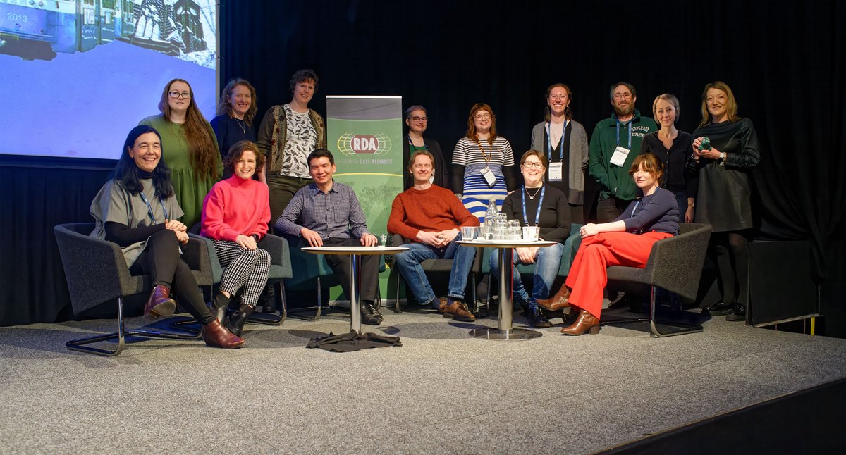 What's this?? @CoffeyAoife and I are in the Irish group pic from the #RDAPlenary after all! 😲😉  #husbandIsAGraphicDesigner #RDAinIreland