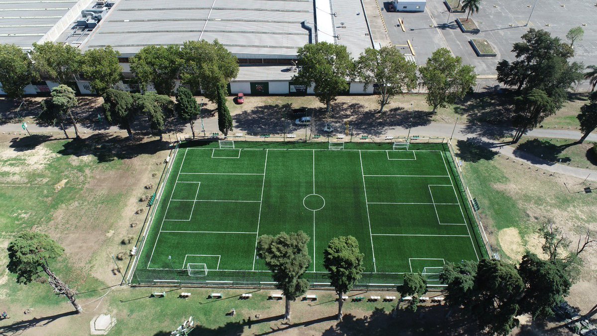 UnionBanfilena's tweet photo. #Banfield nueva sintética terminada, espacio multiuso en el predio para todas las actividades y escuelitas de chicos y chicas. 2 nuevas canchas de paddle terminadas para que los socios/as practiquen y disfruten en nuestro campo de deportes. Cancha de hockey a estrenar ✅🇳🇬💪👌 https://t.co/8Co014t0Ev
