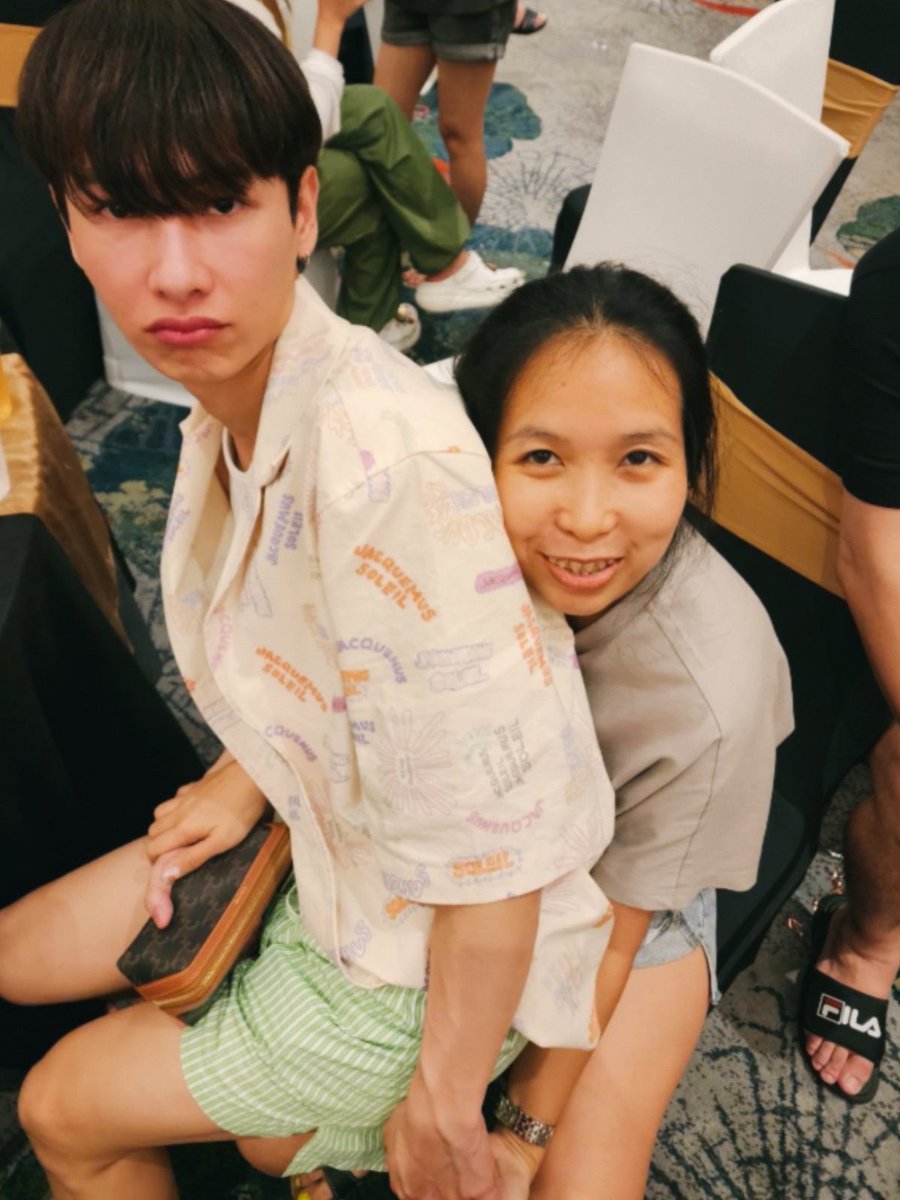 nookvip's tweet photo. 1 คน ลาก/ดึงขึ้นเวทีจนนี่ได้แผล 😖😂

อีก 1 คน นั่งอยู่เฉยๆ แต่แพรดด พากันตกเก้าอี้ทั้งคู่ 😫🤣

#GmmtvOuting2023 https://t.co/0lRvtbF4wf