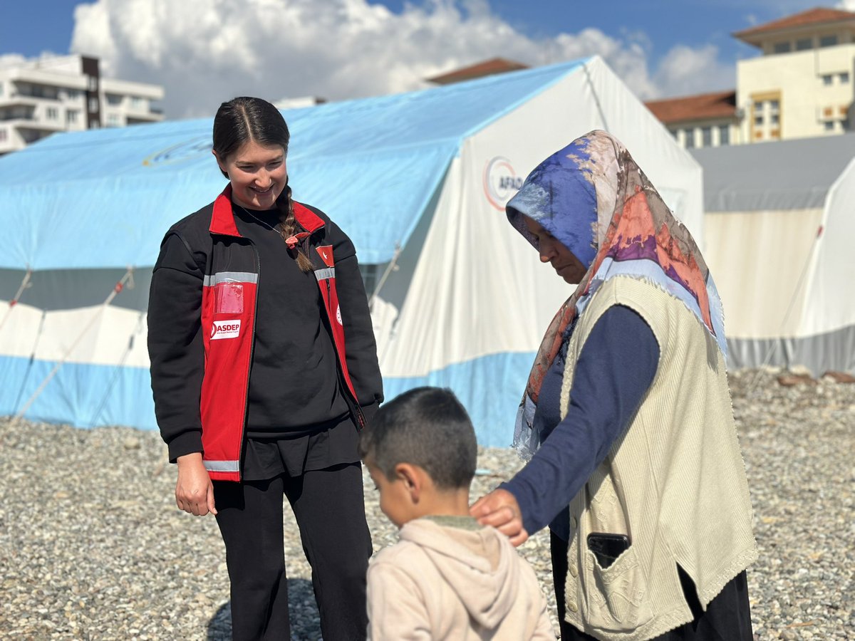 Kahtaasp's tweet photo. Büyük felaketin çocuklar üzerindeki etkisini en aza indirmek için deprem bölgesinin birçok noktasında konuşlanan psikososyal destek alanlarımızda çocuklarla oyunlar oynuyor, resimler yapıyor ve çeşitli etkinlikleri düzenliyoruz. @sevketersahin @selamikorkutat2 https://t.co/KFNOMVZdUg