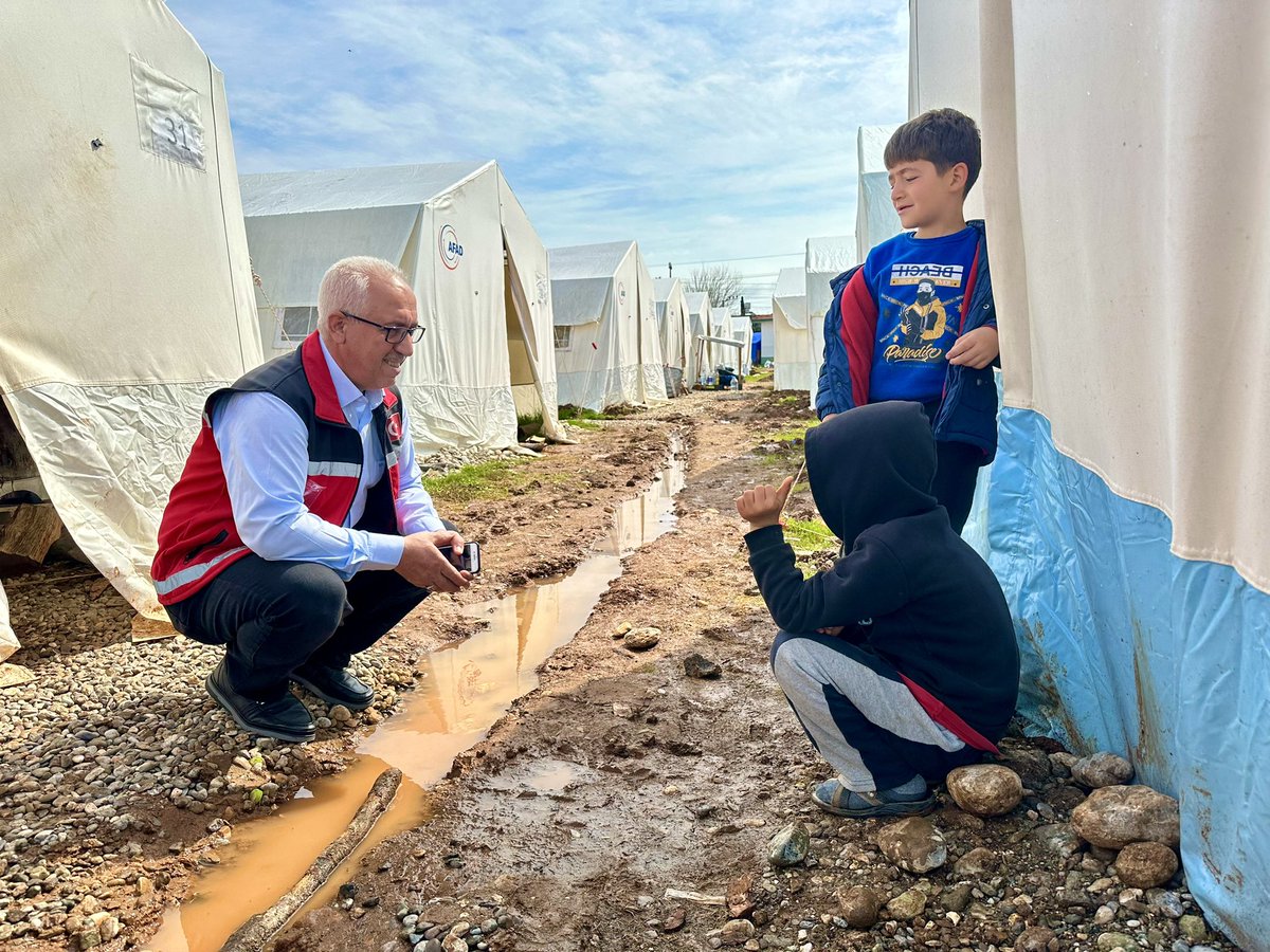 Kahtaasp's tweet photo. Büyük felaketin çocuklar üzerindeki etkisini en aza indirmek için deprem bölgesinin birçok noktasında konuşlanan psikososyal destek alanlarımızda çocuklarla oyunlar oynuyor, resimler yapıyor ve çeşitli etkinlikleri düzenliyoruz. @sevketersahin @selamikorkutat2 https://t.co/KFNOMVZdUg
