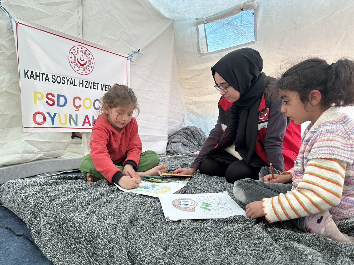 Kahtaasp's tweet photo. Büyük felaketin çocuklar üzerindeki etkisini en aza indirmek için deprem bölgesinin birçok noktasında konuşlanan psikososyal destek alanlarımızda çocuklarla oyunlar oynuyor, resimler yapıyor ve çeşitli etkinlikleri düzenliyoruz. @sevketersahin @selamikorkutat2 https://t.co/KFNOMVZdUg