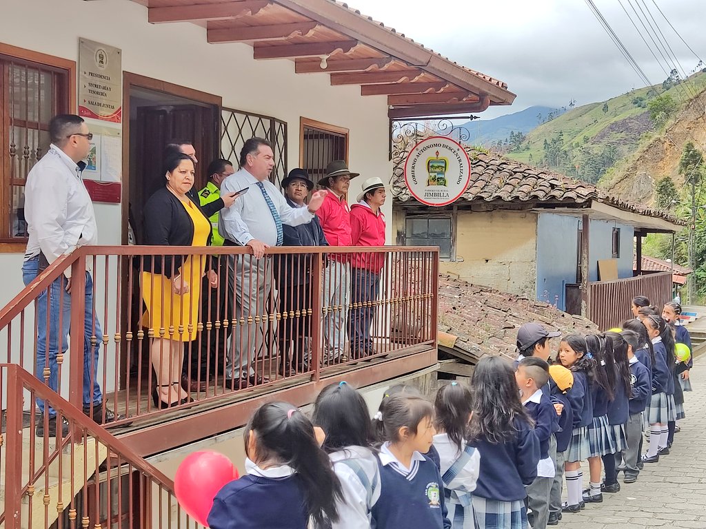 📍 | Visitamos la parroquia #Jimbilla con la finalidad de analizar la situación territorial y verificar servicios. <a href="/fredybravo/">Fredy Bravo</a>, gobernador, fue recibido por estudiantes de la escuela Gonzalo Pizarro. La autoridad escucha a los habitantes para canalizar necesidades puntuales.
