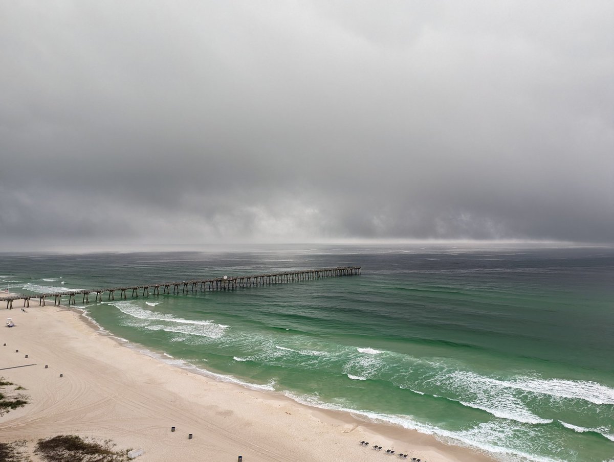 Weathermansam77's tweet photo. Panama City Beach is empty as storms roll in. Constant thunder @spann https://t.co/CWoGDZN56t