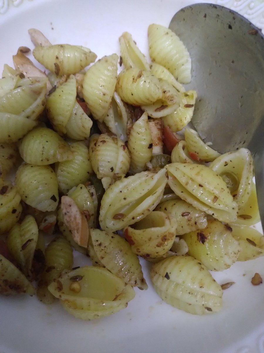 baynooma's tweet photo. بڑی محنت سے بنائی
لیکن دیکھا تو اس کی شکل کٹھمل جیسی ہے🤮
اب کھائی نہیں جا رہی۔😔
#BakeParlor https://t.co/BVT3w1BkRi
