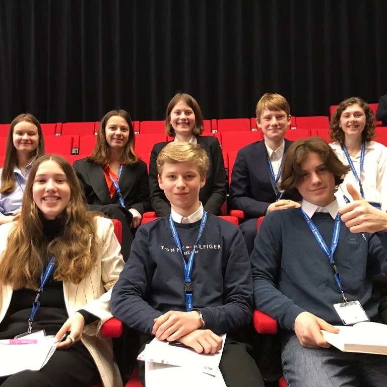 BAPitzemburg's tweet image. Deze week verblijven 4de jaars in Dworp voor MEP, #ModelEuropeanParliament. Ze ontwikkelen er vaardigheden om samen te werken en oplossingen te zoeken voor internationale vraagstukken. @GO_onderwijs #helemaalGO @unescovl @SDGsInSchools