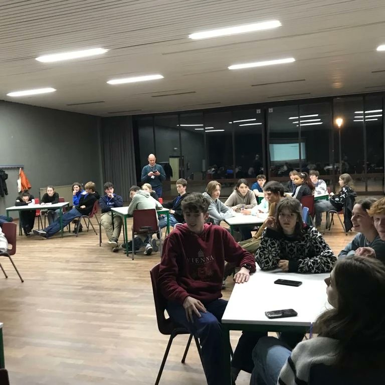 BAPitzemburg's tweet image. Deze week verblijven 4de jaars in Dworp voor MEP, #ModelEuropeanParliament. Ze ontwikkelen er vaardigheden om samen te werken en oplossingen te zoeken voor internationale vraagstukken. @GO_onderwijs #helemaalGO @unescovl @SDGsInSchools