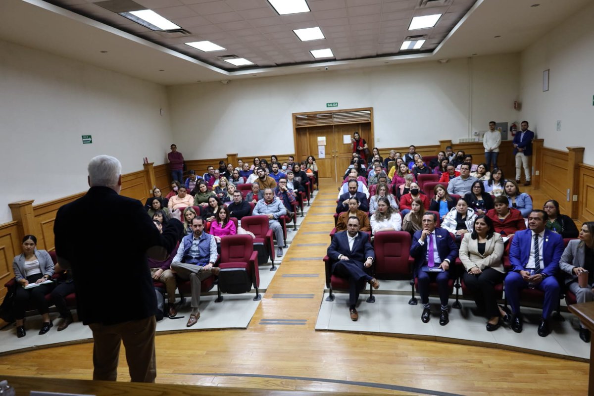 alexdelar9's tweet photo. Hoy me fue grato estar con docentes y administrativos de la Facultad de Derecho de la @UACHMx  compartiendo un curso de  Protección de los Datos Personales. https://t.co/jSqeyHMNgN