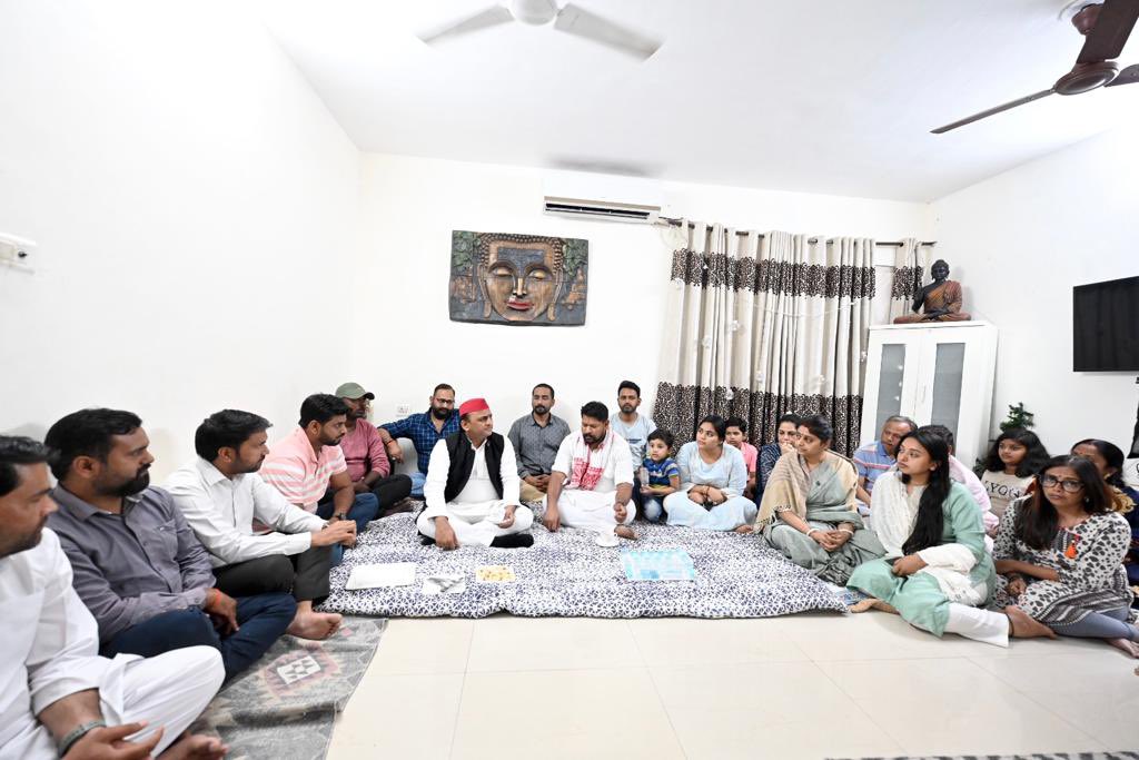 श्री शान्तनु बिस्वास की माताजी श्रीमती सुशीला बिस्वास जी के निधन के उपरांत उनके आवास पर जाकर श्रद्धांजलि अर्पित की।