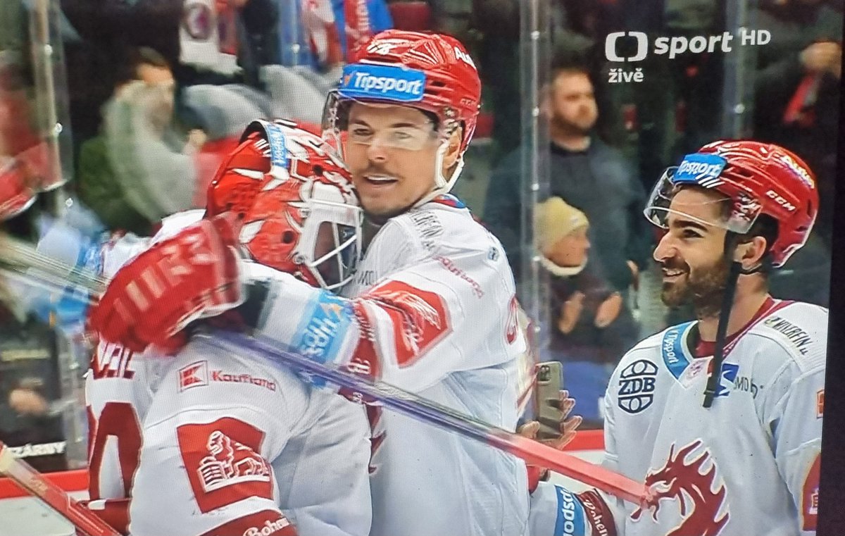 Pepi1892Bican's tweet image. Gratulace Třinci, Sencor jim to prý tedy hodně usnadnil.  A za prohru  dnes může rozhodčí Kika 😭. Nevím, hokej mě vlastně nezajímá, ale prohra nesympatického klubu vždy potěší. #TRIspa