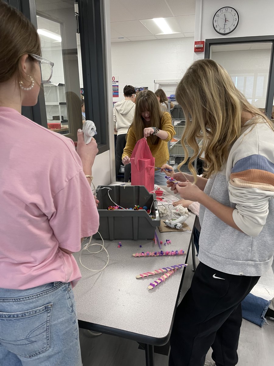 EmilyAmberman's tweet photo. SEMS Media Center--Mrs. Coleman's 8th-grade computer science students create undersea creatures in the makerspace.  They will then program robotics pieces to activate movement, sound, and light through a motion sensor. https://t.co/Ps2OWX0VXC