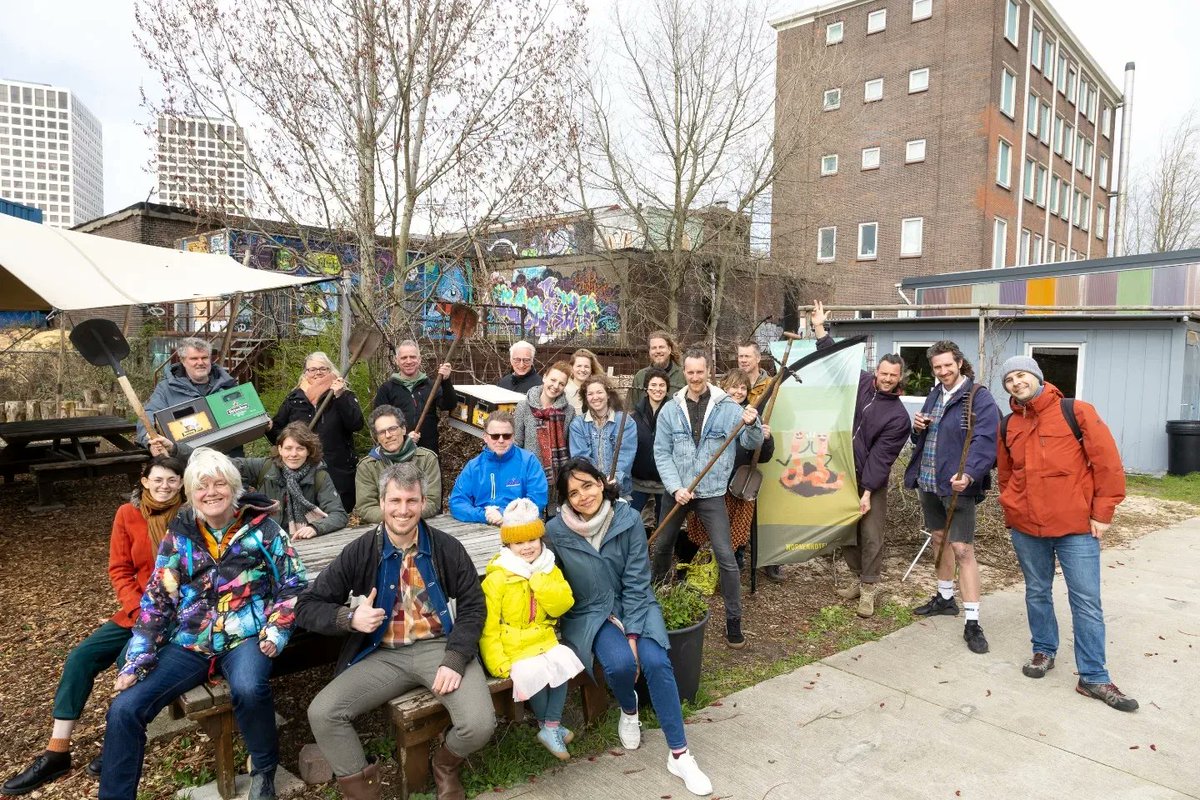 wormenhotel's tweet photo. De Nationale #Compostdag op de @Voedseltuinrdam ๐ชฑ afgelopen zaterdag 25 maart was druk bezocht. Een vol programma met workshops, 'n lezing van bodemexpert Tanja Dekker en op bezoek bij een van de 30 (!) Rotterdamse #buurtwormenhotel. https://t.co/eCUqAZxi3e